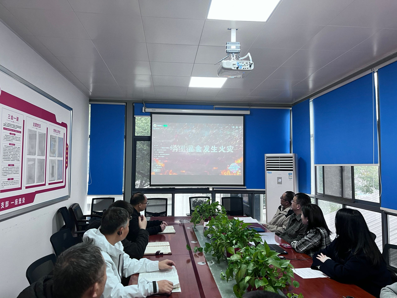 1711698344923002929.jpg 总务处集中收看消防知识.jpg