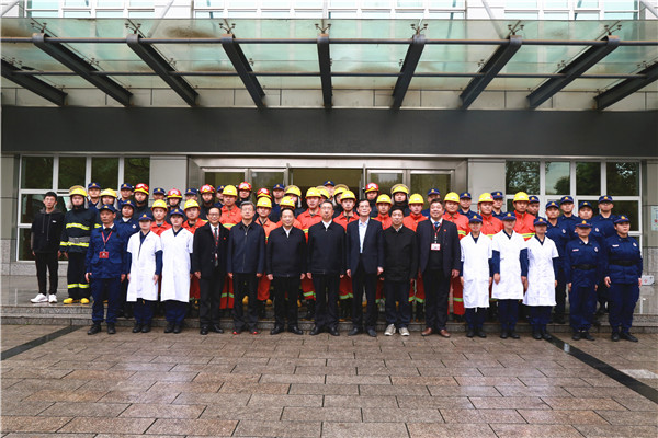 国家矿山局领导与我院学生合影_副本.jpg